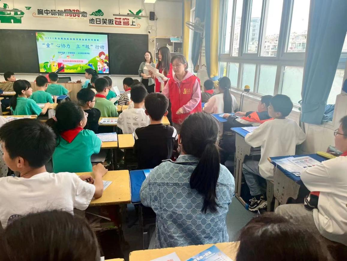 “攜手共筑美好家園”——開展垃圾分類宣傳、小區(qū)衛(wèi)生整治志愿者活動