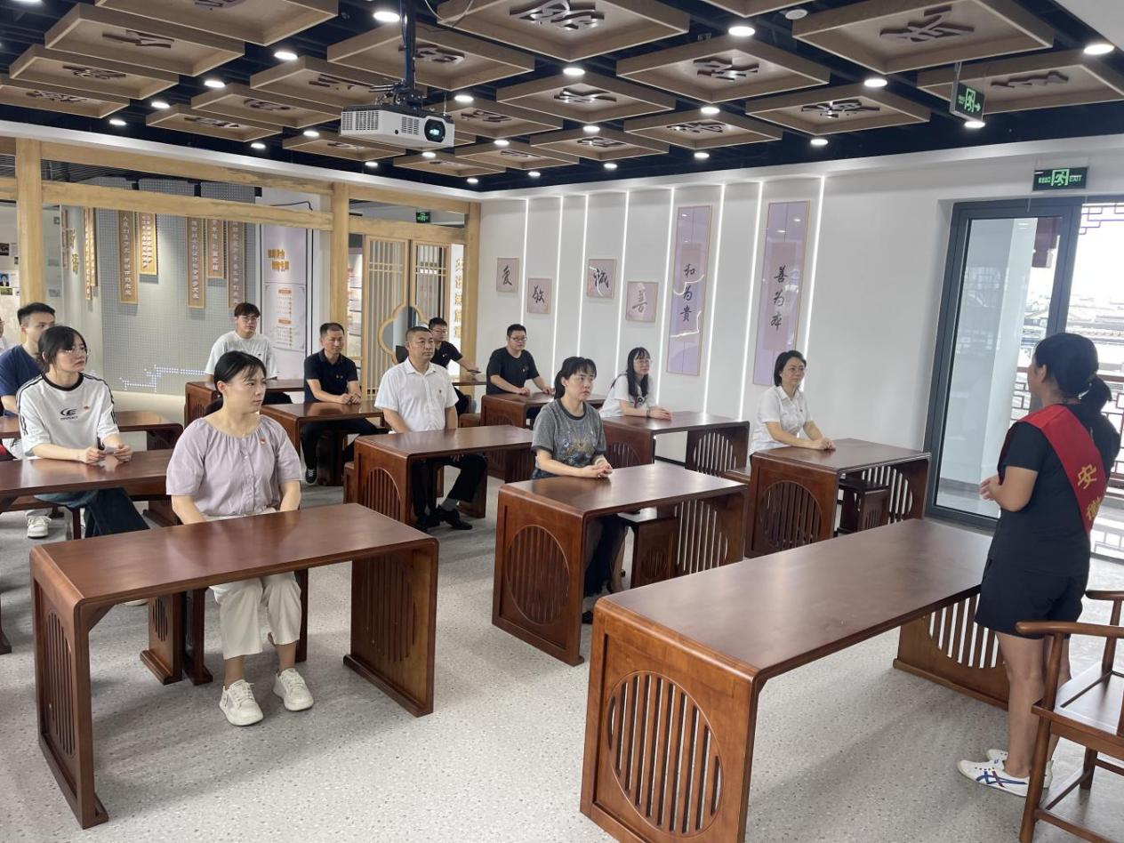 見(jiàn)賢思齊學(xué)楷模，崇德向善做好人——區(qū)國(guó)投集團(tuán)黨委開(kāi)展8月份主題黨日活動(dòng)